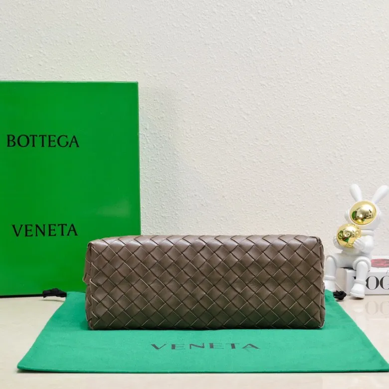The 2023 new Andiamo batch of 2260 BV has been shipped‼ ️Really popular🔥The new Andiamo woven handbag launched by Bottega Veneta this season is really popular all over the world! ! Celebrities at home and abroad have worn it, and Oscar-winning actress Michelle Yeoh has taken it out on the street. Song Jia, Trai Yara, Yu Feihong, Sanji Ayaka, Rosie Hunting-Whiteley, Yoshioka Riho, etc. have all picked up this bag. It is classic and versatile, showing off its temperament, and the bag capacity is also large, which is very convenient for daily commuting! ! A variety of carrying methods, the shoulder straps can be adjusted by yourself, the original lambskin feels soft and delicate, and the unisex style breaks gender boundaries and brings a more practical and longer-lasting use experience. Andiamo, which has both elegant and casual styles, perfectly interprets the true appearance of "fashionable old money style". Style number: 8463 Size: 32*24*12